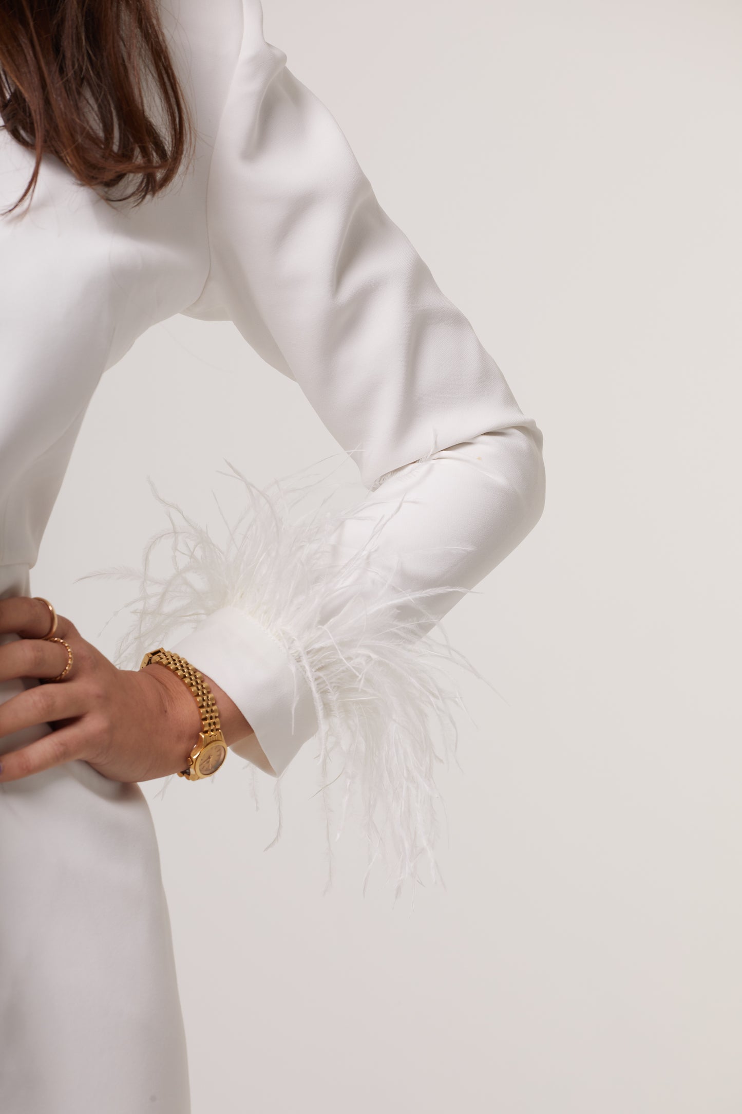 Robe blanche à plume fendu